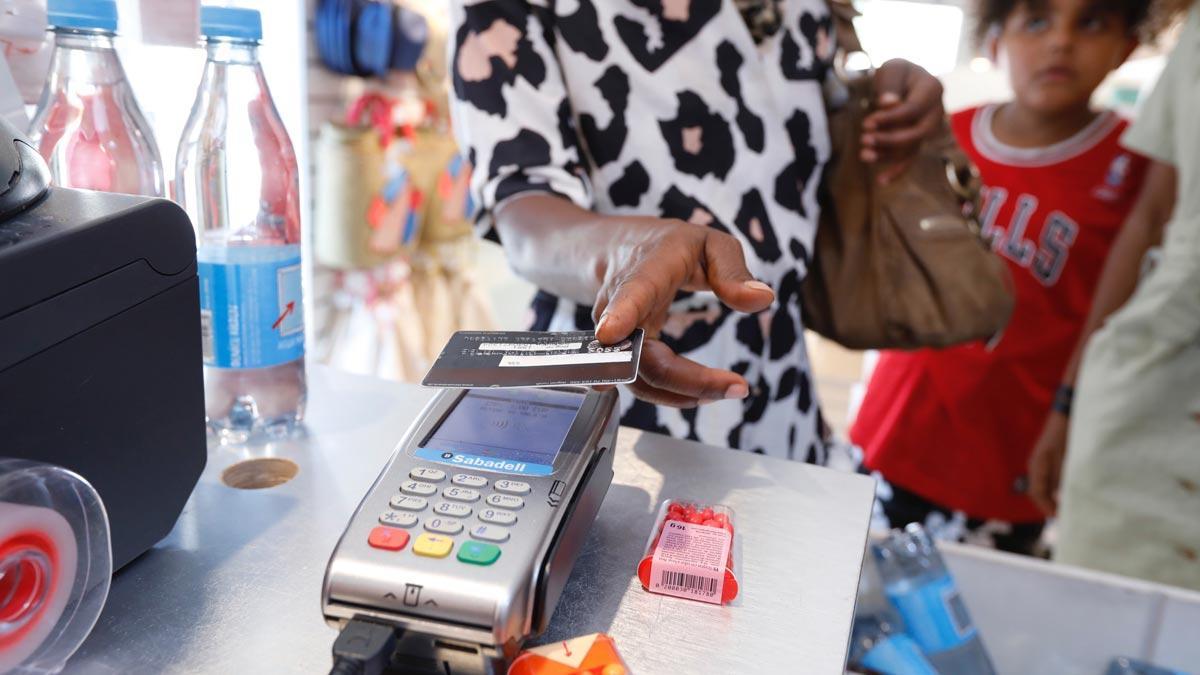El Gobierno aumenta la transparencia y la protección de los clientes de créditos ’revolving’, como explica la ministra de Asuntos Económicos, Nadia Calviño. En la foto, una mujer paga con una tarjeta en una tienda de ropa.