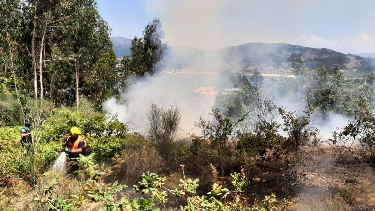 La columna de humo era visible en toda la ría de Aldán-O Hío y en Vigo.