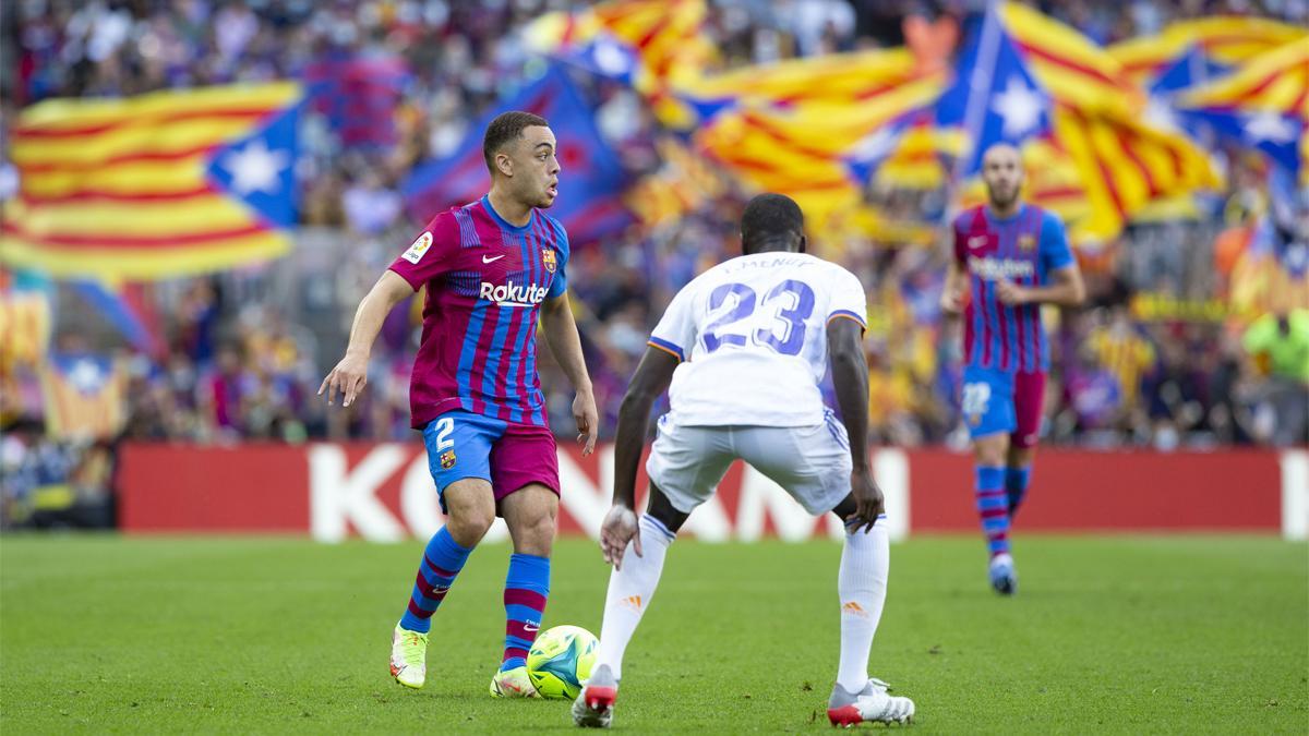 Sergiño Dest ante Mendy en una acción del clásico