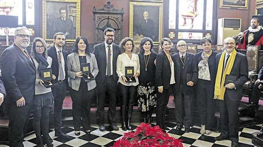 Los galardonados con las medallas de oro de la ciudad con el alcalde y varios concejales del ayuntamiento de Palma.