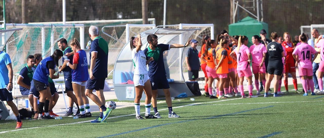 Fran Rodríguez da instrucciones a una de sus jugadoras durante un encuentro del Córdoba CF Femenino, esta temporada.