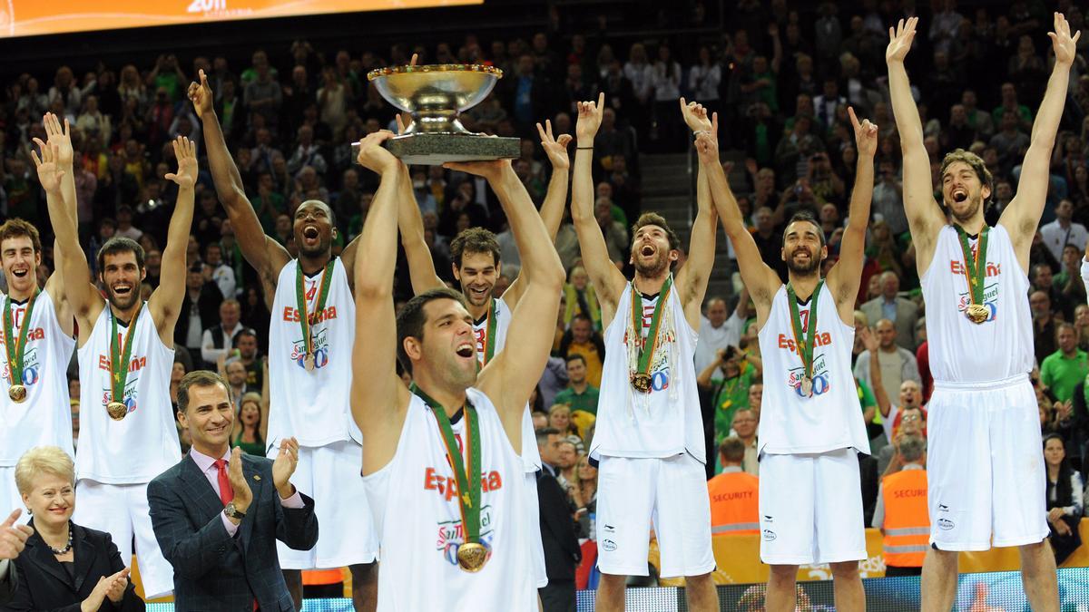 Felipe Reyes levanta como capitán de la selección el título de campeones en el Eurobasket 2011 en Lituania.