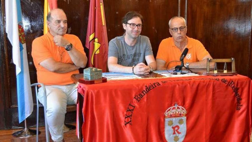 El edil de Deportes, Julio Mougán (c.), con directivos del Chapela. // FdV