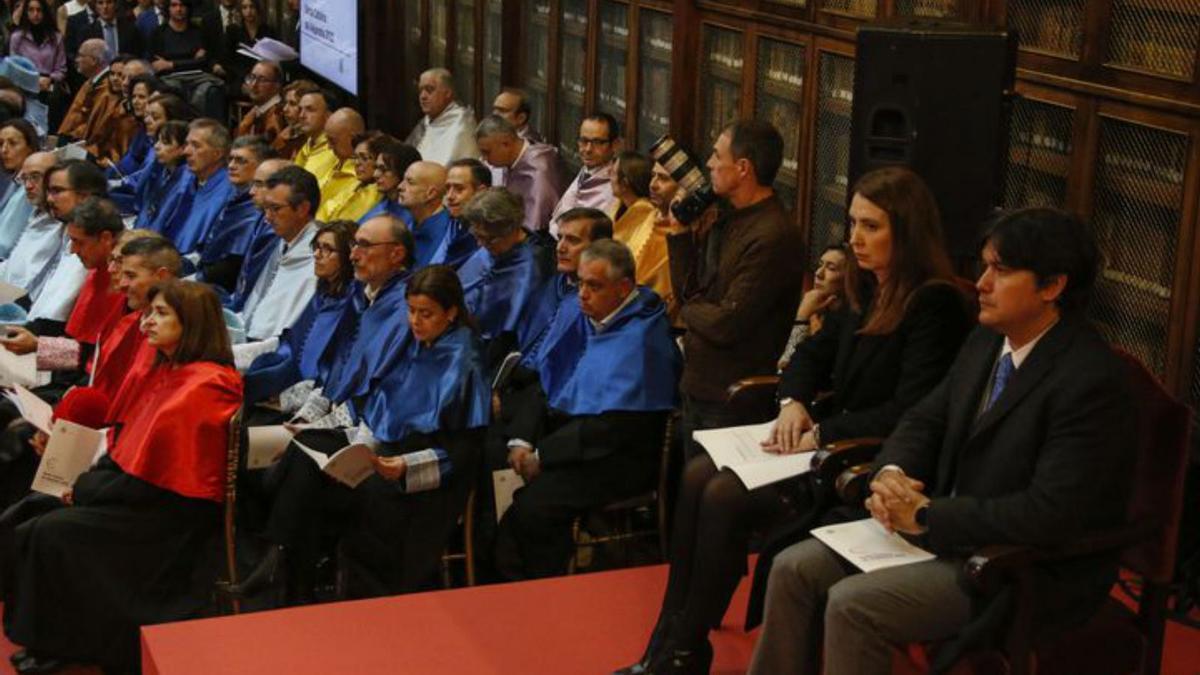 El consejero de Ciencia, Borja Sánchez y la directora general de Universidad, Cristina González, siguiendo la ceremonia junto a los doctores revestidos. 