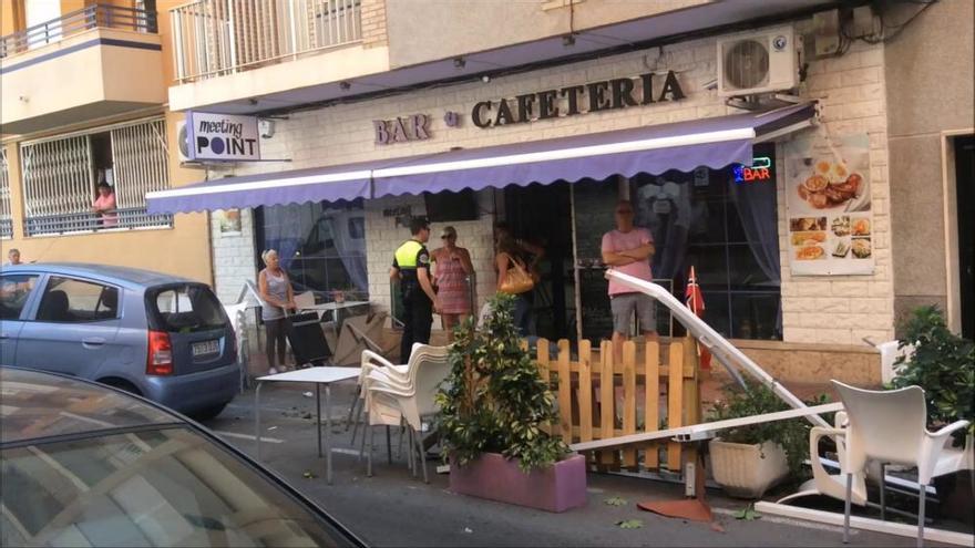 Un coche arrolla dos terrazas tras un accidente con otro turismo en Torrevieja