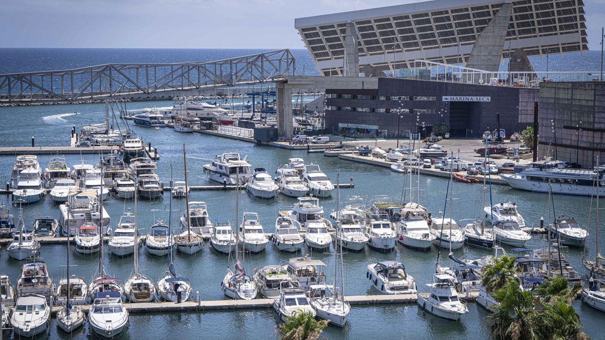 El dique, sumergido frente al mar, protege el puerto y las embarcaciones que descansan el Port Fórum.