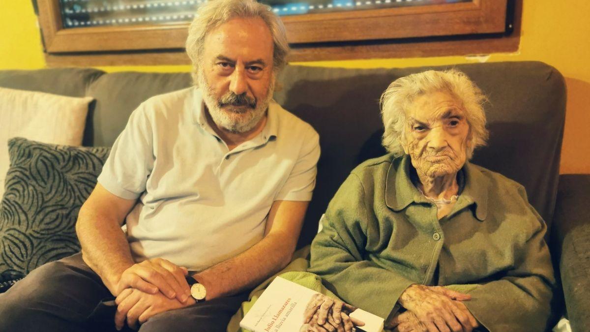 Julio Llamazares y María Brañas Vidal, en La Portela en 2021.