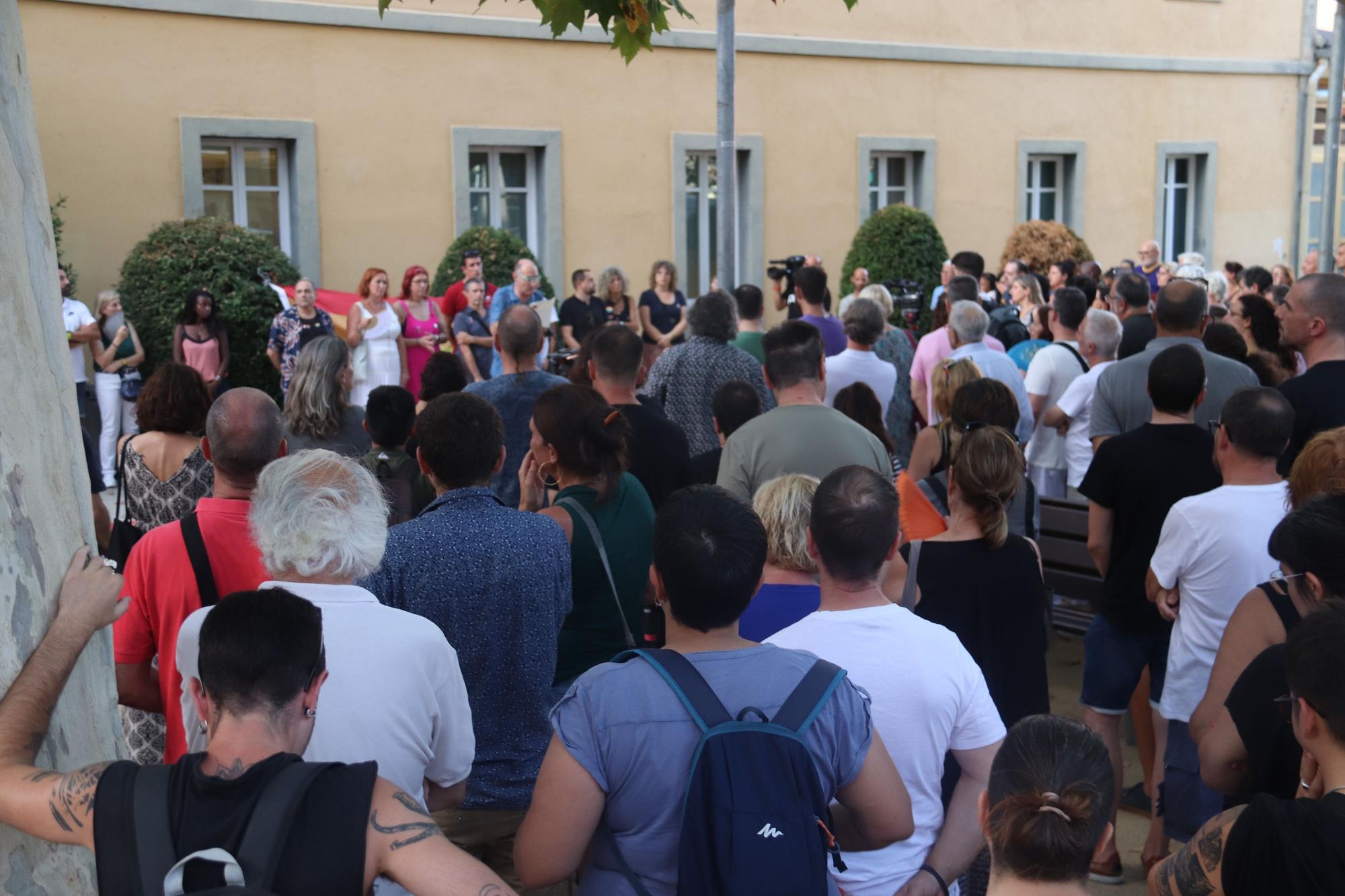 Unes 300 persones es concentren davant de l'Ajuntament de Salt com a mostra de rebuig de les agressions homofòbes