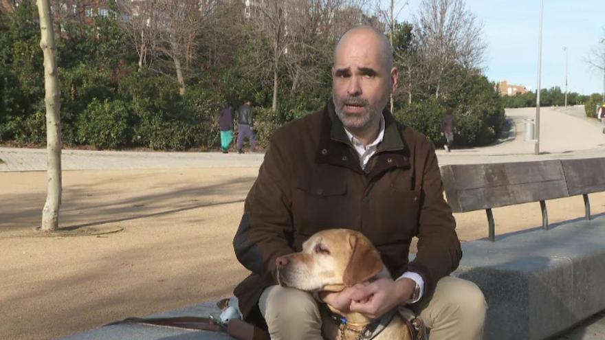 Jonathan denuncia los rechazos a su perro guía en taxis o VTC