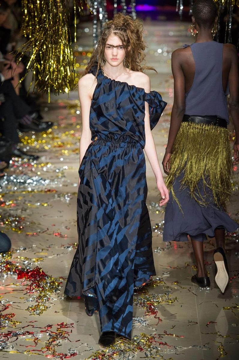 Vivienne Westwood Otoño/Invierno 2015/16, vestido en azul y negro
