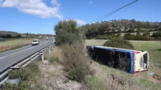 Trece heridos, uno muy grave, al caer un autobús del Imserso por un terraplén en Mallorca