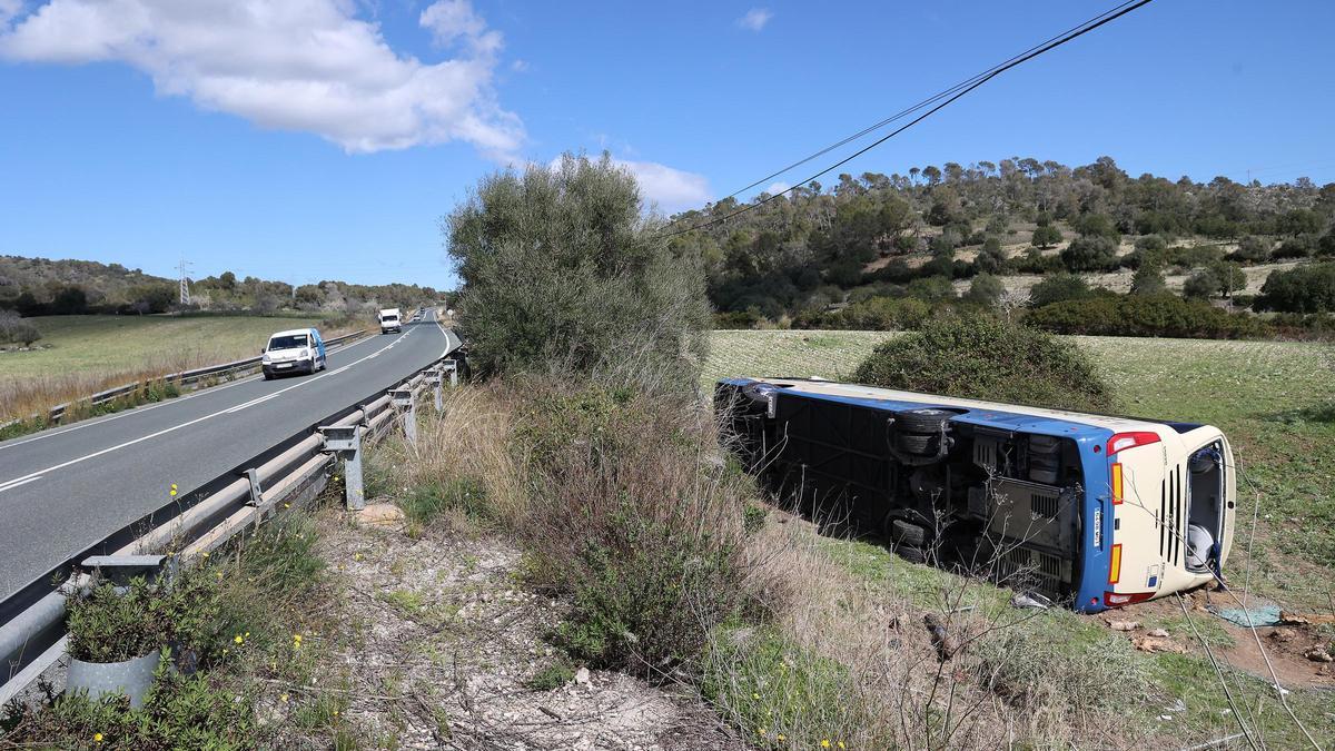 Unas 24 personas resultan heridas al volcar un autobús del Imserso en Mallorca.
