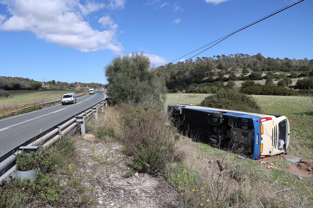 Unas 24 personas resultan heridas al volcar un autobús del Imserso en Mallorca.