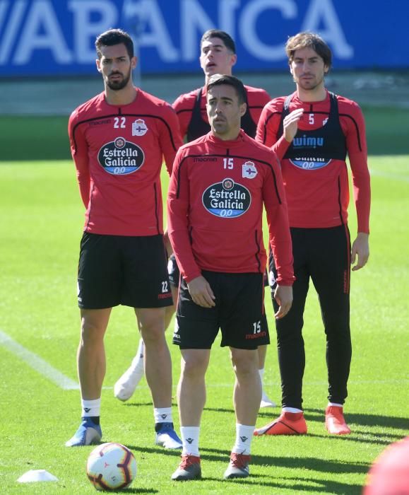 Carlos Fernández comienza a realizar algunas tareas con el grupo aunque su presencia en la convocatoria para el partido contra el Almería parece poco probable.