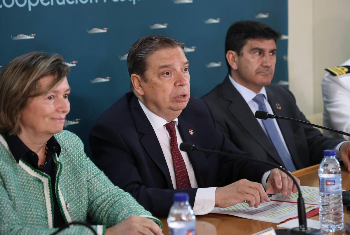 Isabel Artime, Luis Planas y Pedro Blanco, en el acto de entrega de diplomas de los alumnos que realizaron el curso del «Intermares».