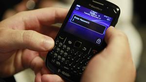Un usuari utilitzant una Blackberry abans de l’avaria que va paralitzar part dels serveis d’aquesta.