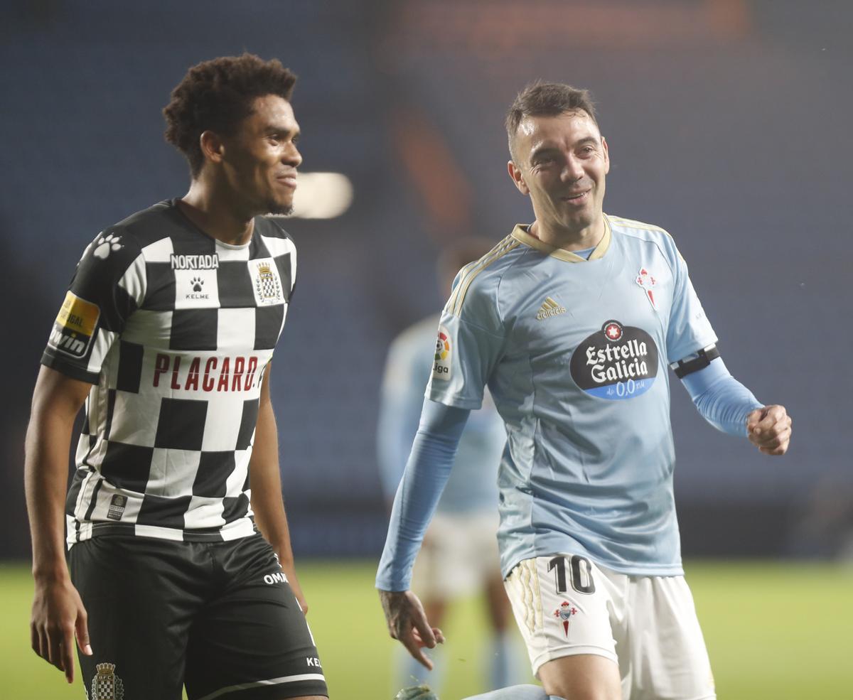 Aspas bromea con un jugador del Boavista.