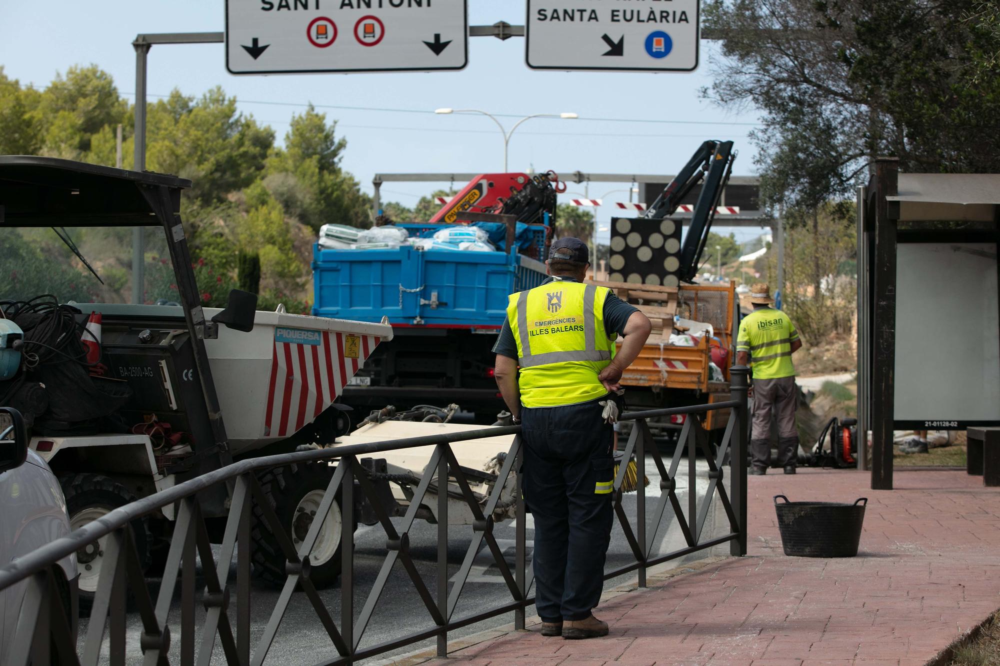 Un camión pierde su carga y provoca el corte de la carretera que une Ibiza y Sant Antoni