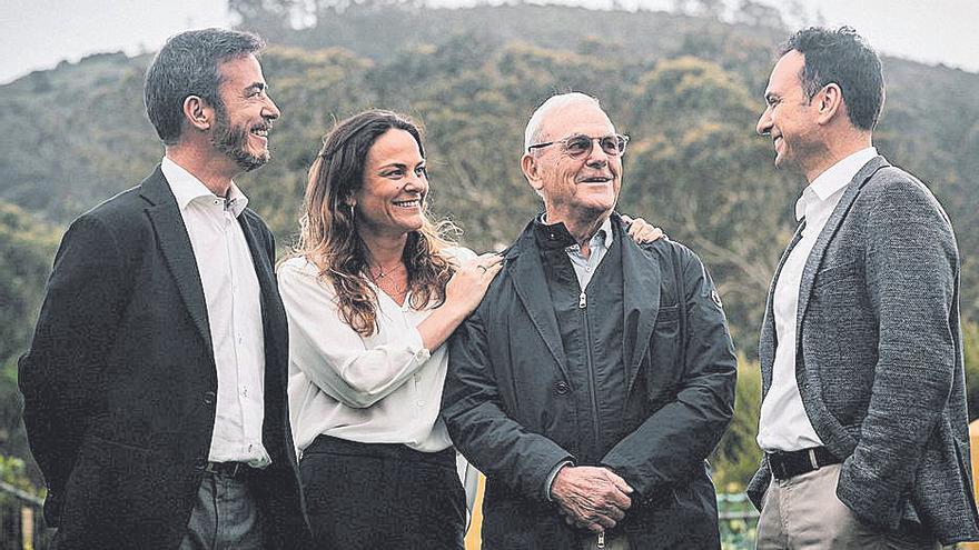 Los hermanos Jaime, Carmen y Raúl junto a su padre y presidente de Montesano, Martín García