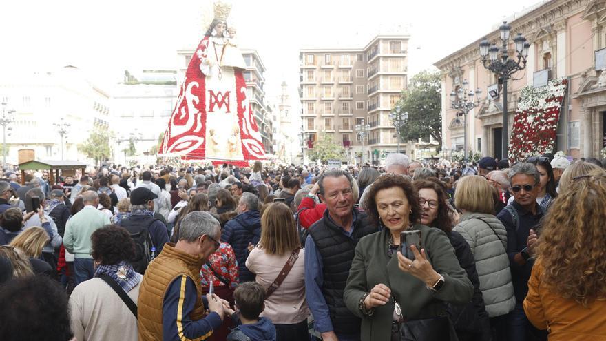 Miles de personas acuden a ver el manto de la Virgen