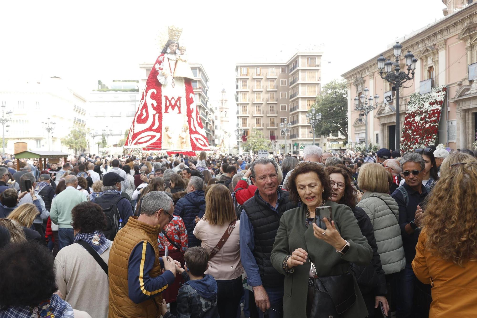 Cientos de personas acuden a ver el manto de la Virgen