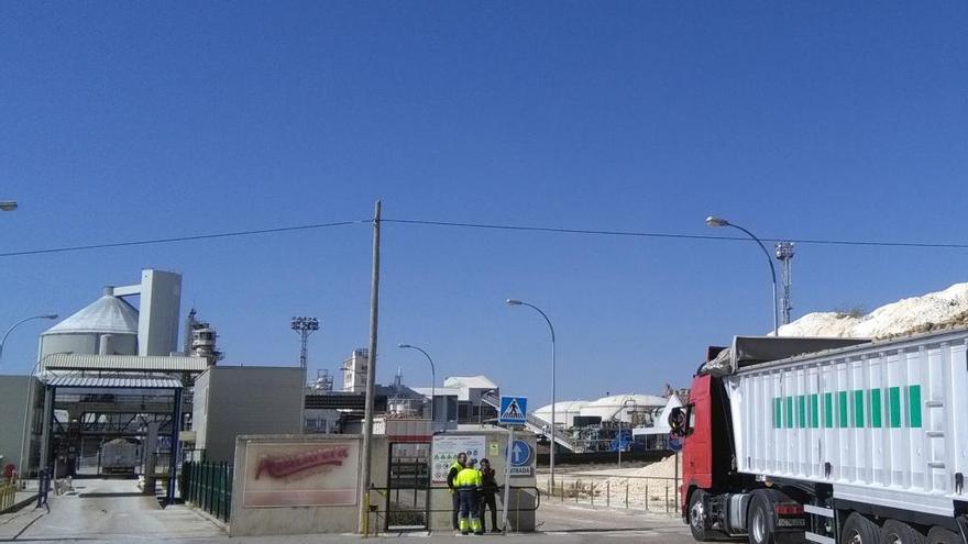 Transportistas acceden a la fábrica de Toro para entregar remolacha.