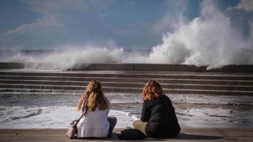 Cóctel meteorológico este martes en Canarias: tormentas, fuertes vientos y calima protagonizan la jornada