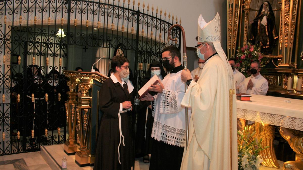 Sor Esther María del Espíritu Santo haciendo la petición al obispo Sebastián Chico, este martes