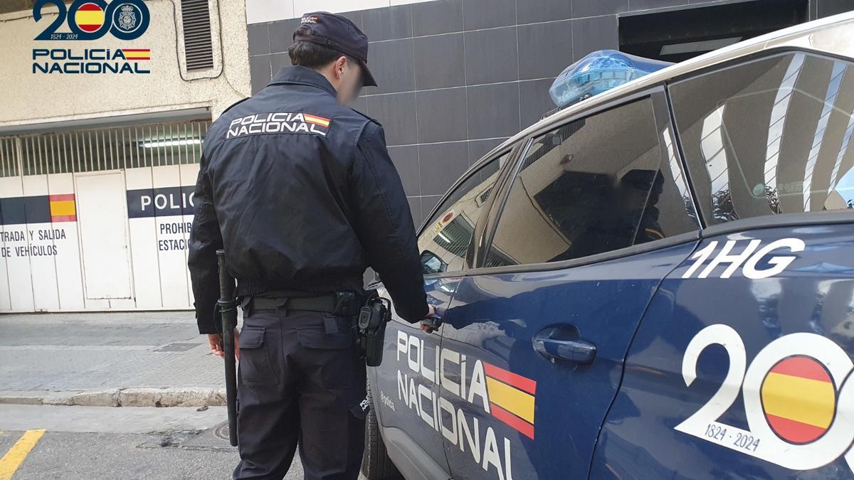 Un agente de la Policía Nacional en Palma.