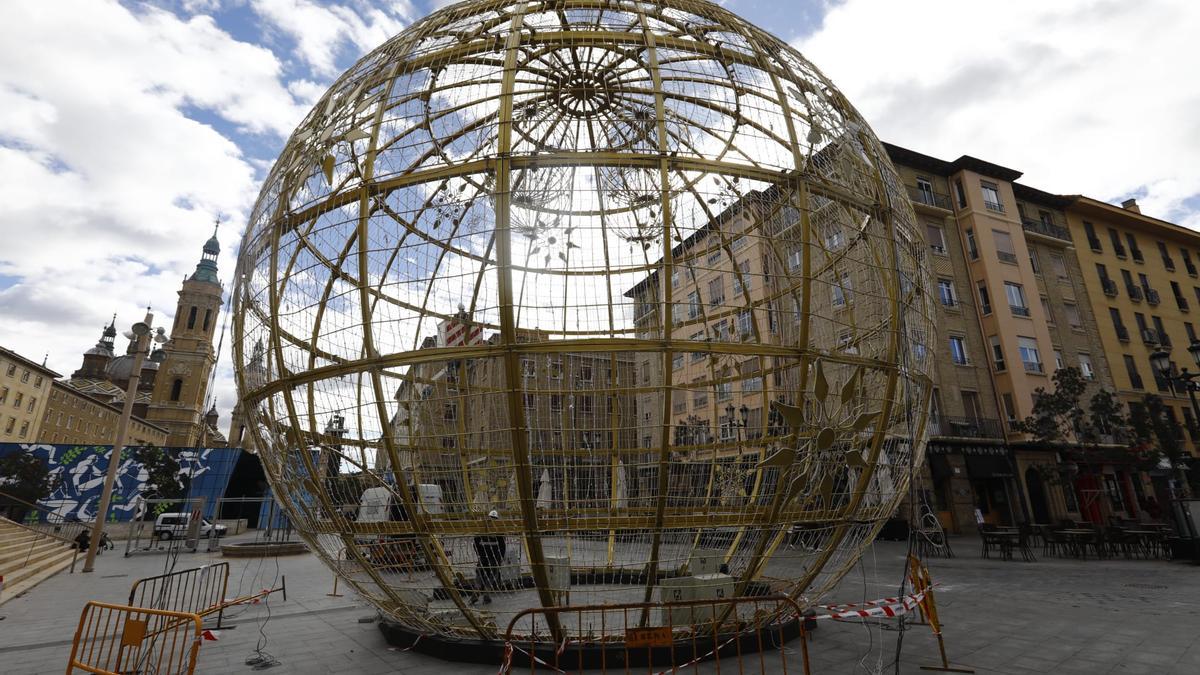 EN IMÁGENES | La bola gigante de Navidad aterriza de nuevo en Zaragoza