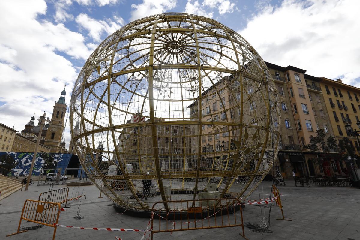 EN IMÁGENES | La bola gigante de Navidad aterriza de nuevo en Zaragoza