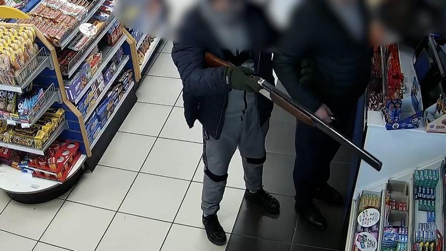 Detenidos en Valencia dos ladrones de coches que posteriormente atracaban gasolineras a punta de escopeta