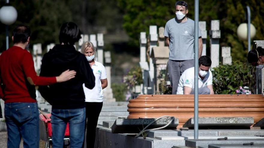 Celebración de un entierro por un fallecido a causa del coronavirus.