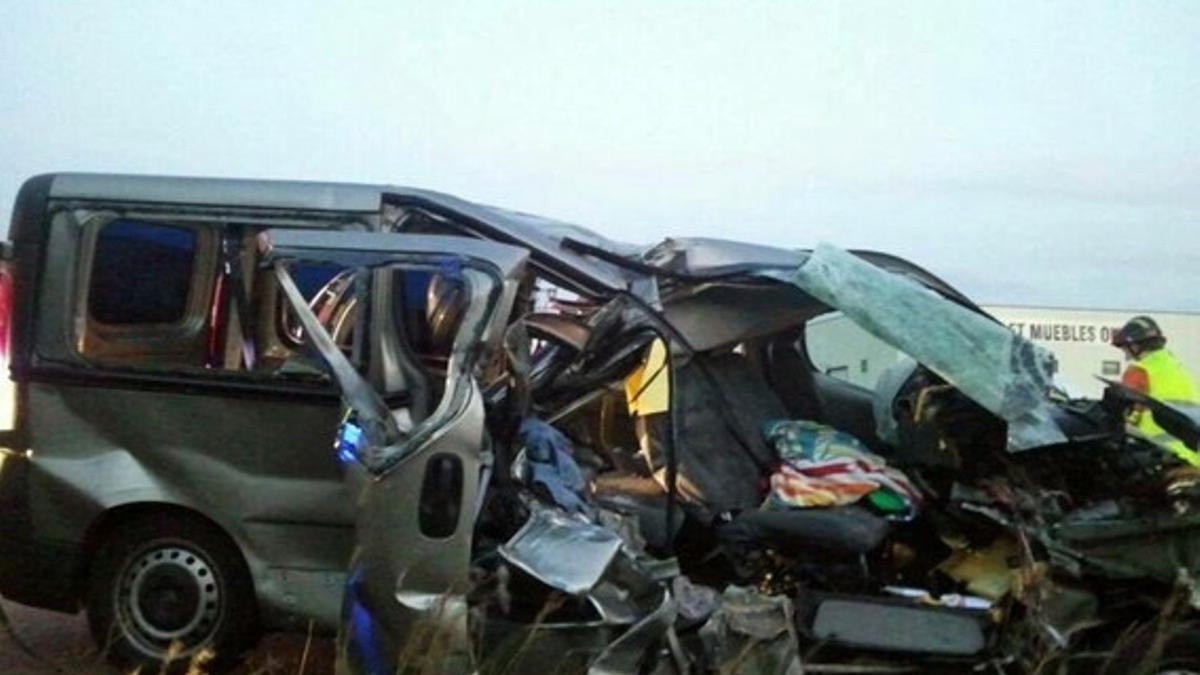 Accidente de tráfico en la A-35,a la altura de Moixent (Valencia), en el que murieron dos personas y otras seis resultaron heridas, durante la operación especial de tráfico de Navidad.