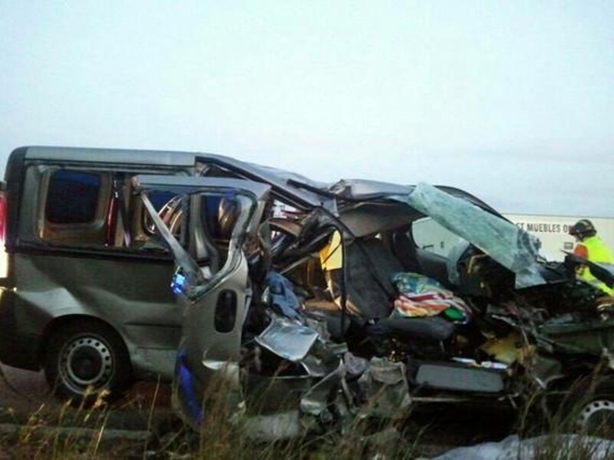 Accident de trànsit a l’A-35,a l’altura de Moixent (València), en què van morir dues persones i sis més van resultar ferides, durant l’operació especial de trànsit de Nadal.
