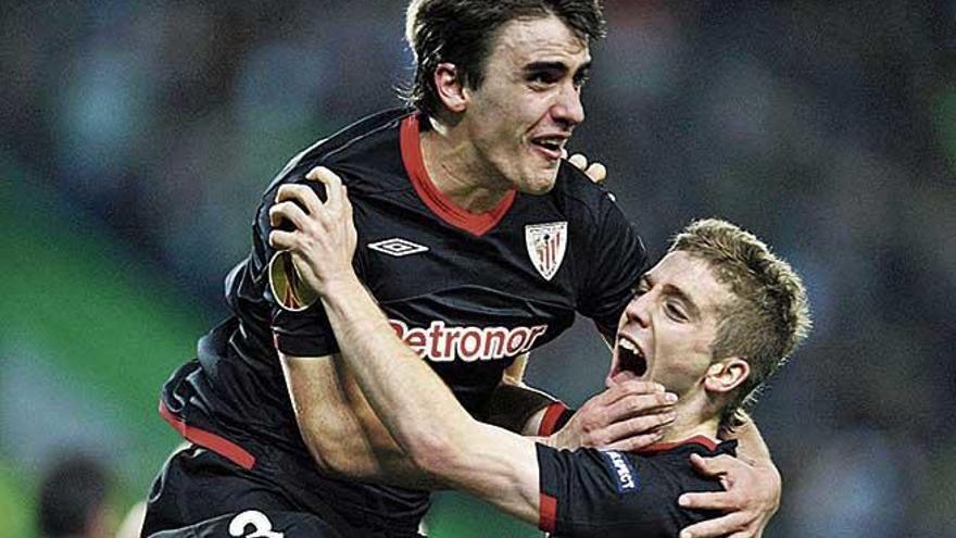 Aurtenetxe celebra un gol con MuniaÃ­n en su etapa en el Athletic.