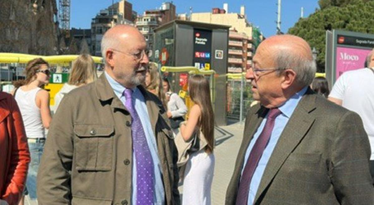 Esteve Camps i Sala, a la derecha, presidente del patronato que dirige la reconstrucción, conversa con Manuel Luis Rodríguez, autor de este artículo.