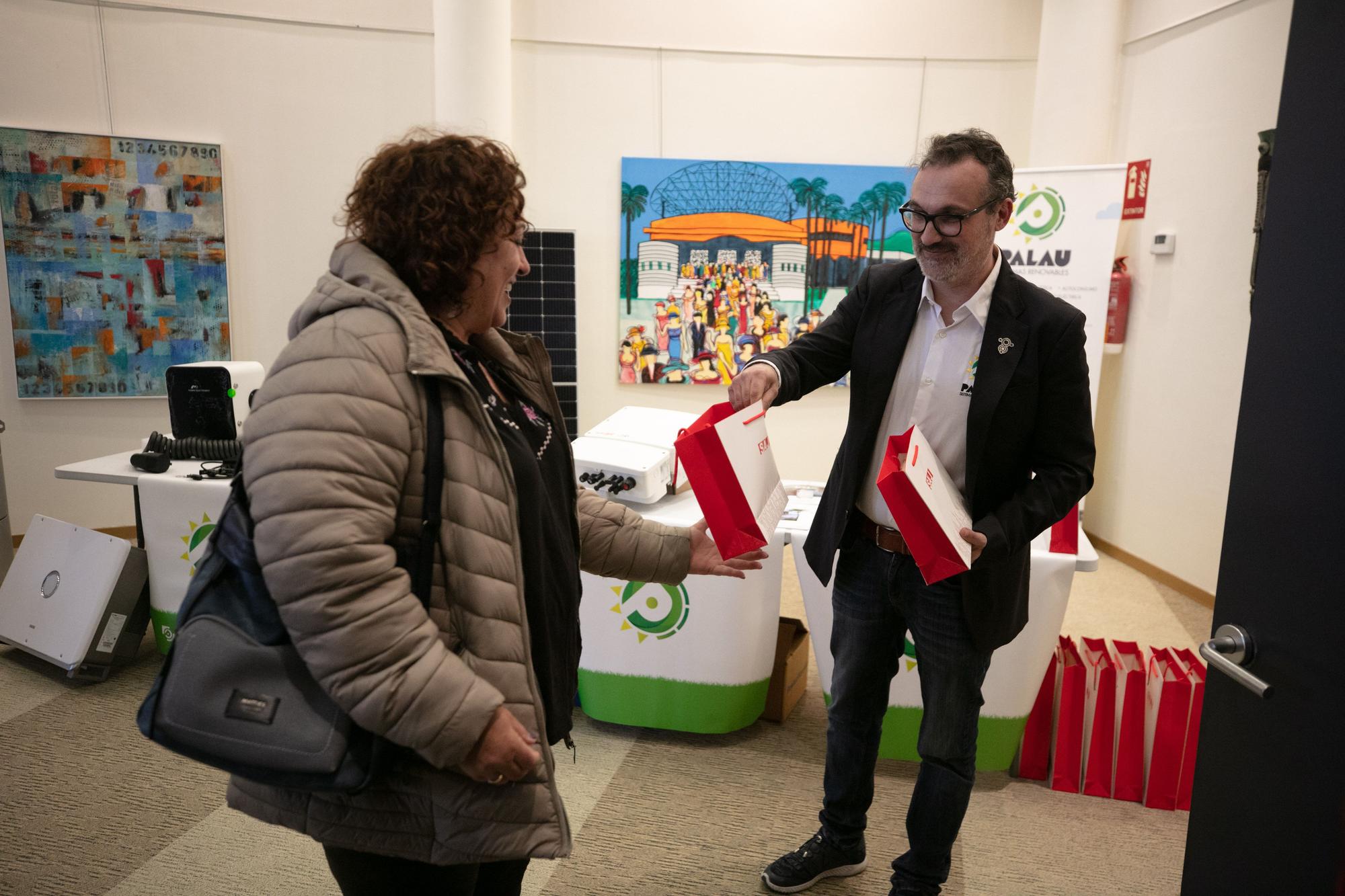 Eduardo Mezquida entrega un obsequio a una asistente.jpg