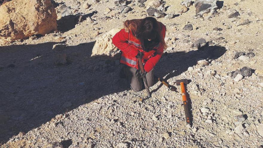 La ingeniera informática Shadia Awadallah entierra uno de los termómetros en los alrededores del volcán del Teide.