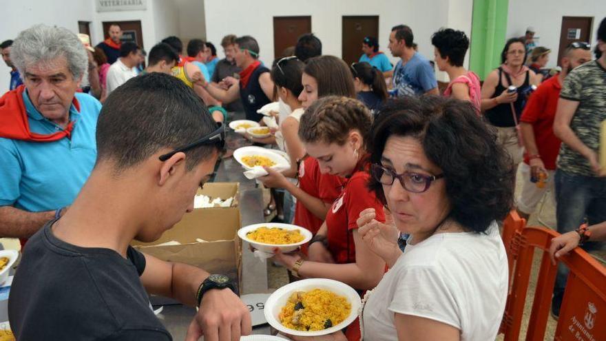 Asistentes disfrutando de la paellada