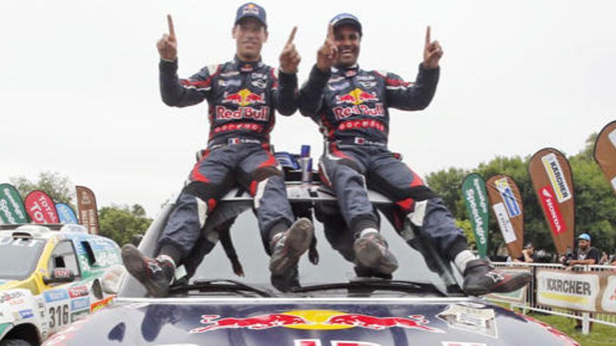Al-Attiyah (derecha) y su copiloto Matthieu Baumel celebran la victoria.