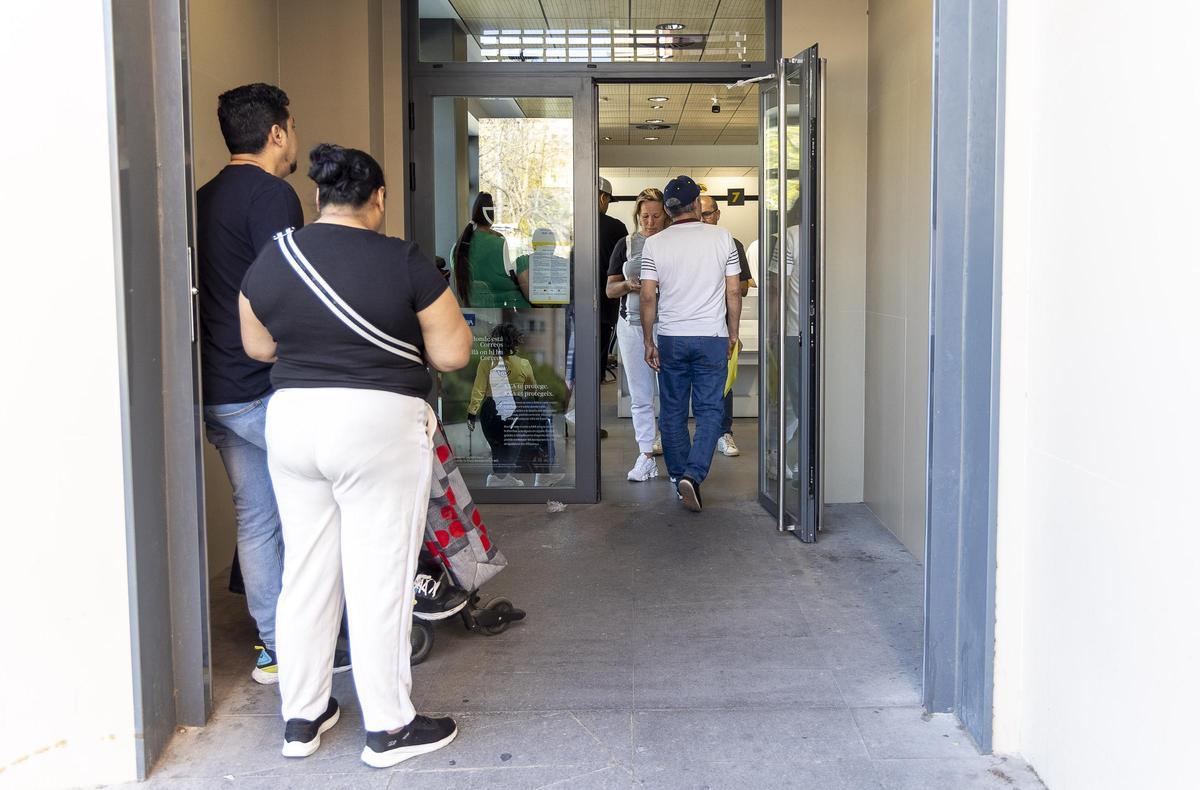 Cola en Alicante para la regularización de migrantes.
