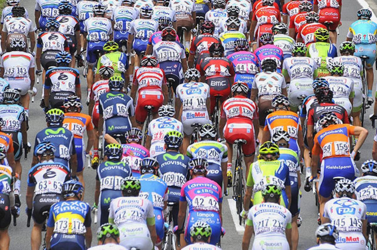 El gran grup de ciclistes en acció, durant la tercera etapa del Tour de França disputada entre Orchies i Boulogne-sur-mer.