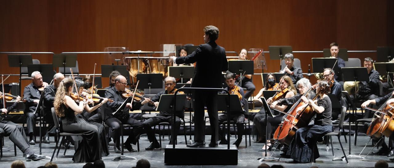 Penúltimo concierto de abono de la Orquesta de Córdoba celebrado ayer con el director invitado Juan Carlos Lomónaco.