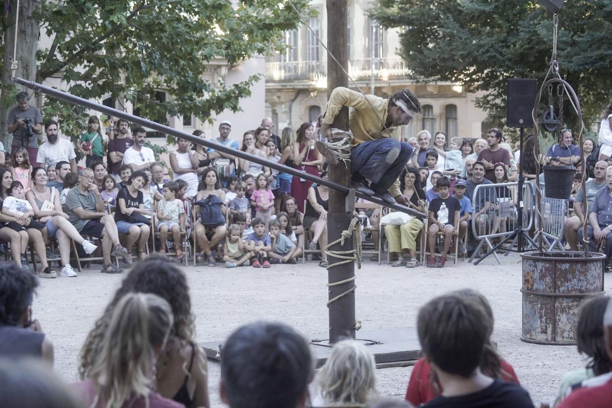 L'espectacle "Mira't" als Jardins del Casino de Manresa L'espectacle "Mira't" als Jardins del Casino de Manresa