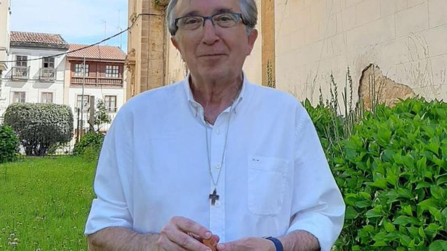 Fermín Riaño, con una de las pequeñas tejas que se venderán para ayudar a costear las obras. | L. P.