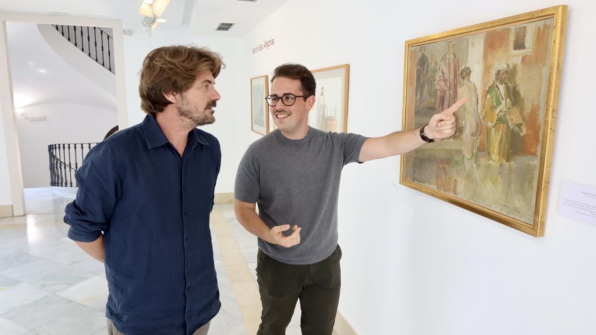 El joven comisario le muestra una de las obras a Rafel Fuster, director del Museo Ramón Gaya.