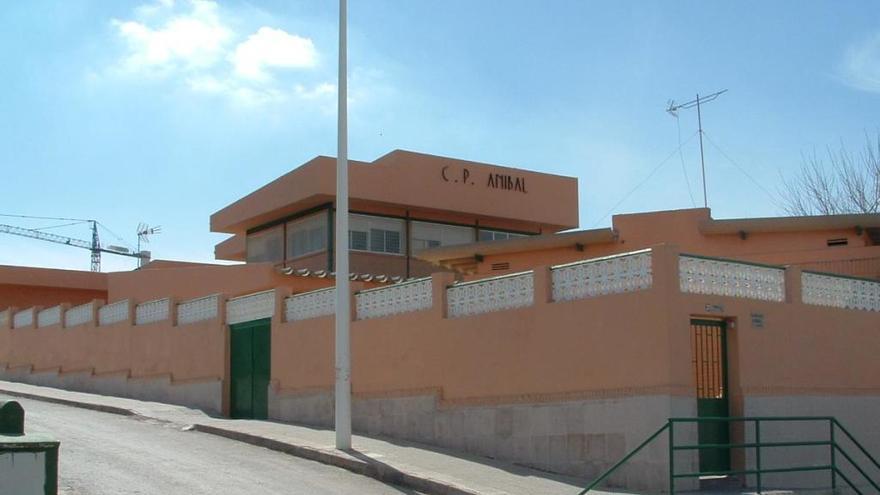 Pillan a un menor tras, presuntamente, robar en el Colegio Público Aníbal de Los Mateos.