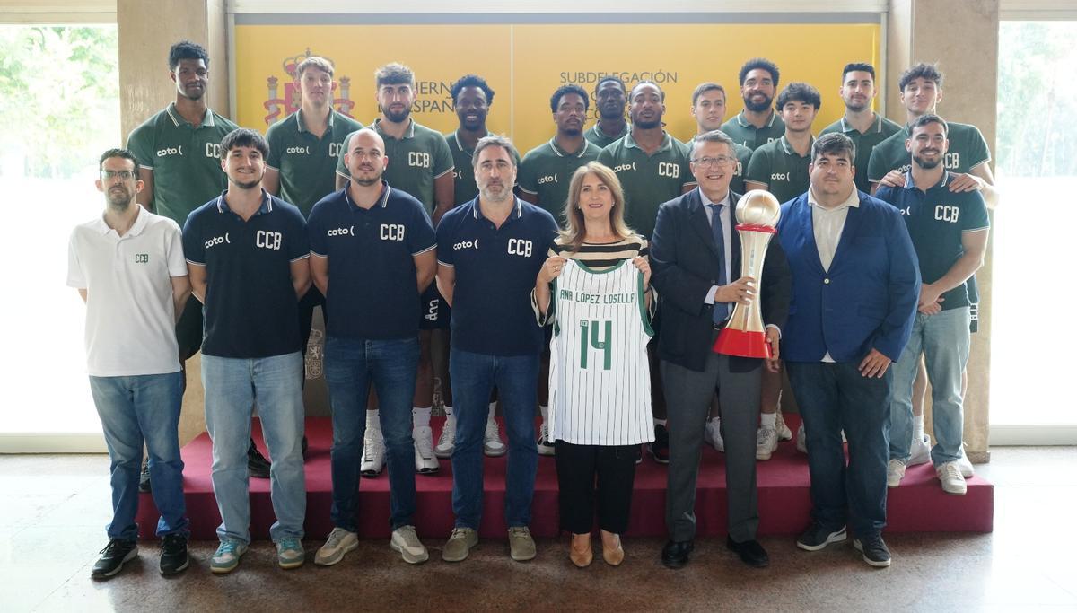 La subdelegada del Gobierno de España, Ana María López, con los componentes del Coto Córdoba de Baloncesto.
