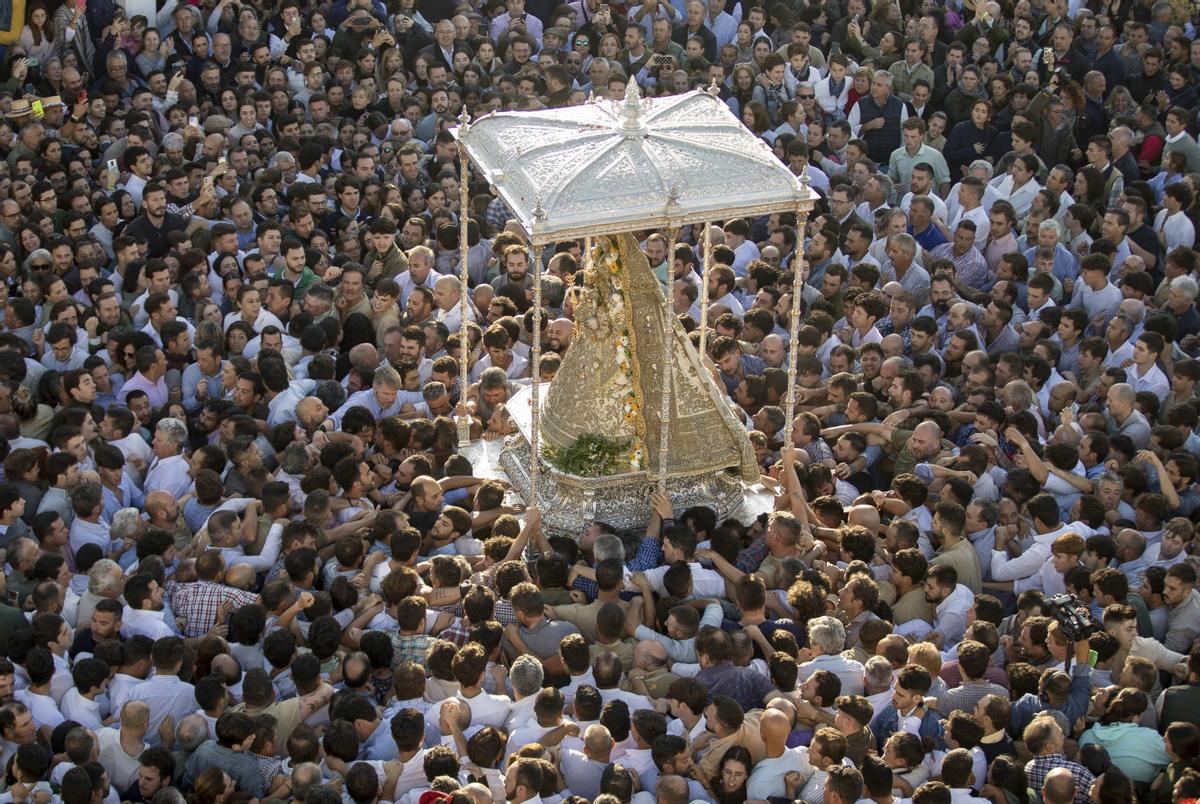 La Virgen del Rocío procesiona por las calles de la aldea, a 29 de mayo de 2023, en El Rocío (Huelva, Andalucía). La Virgen del Rocío sale de su Ermita después de que a las 2:56 los almonteños saltasen la reja. 29 MAYO 2023 A. Pérez / Europa Press 29/05/2023 / A. Pérez